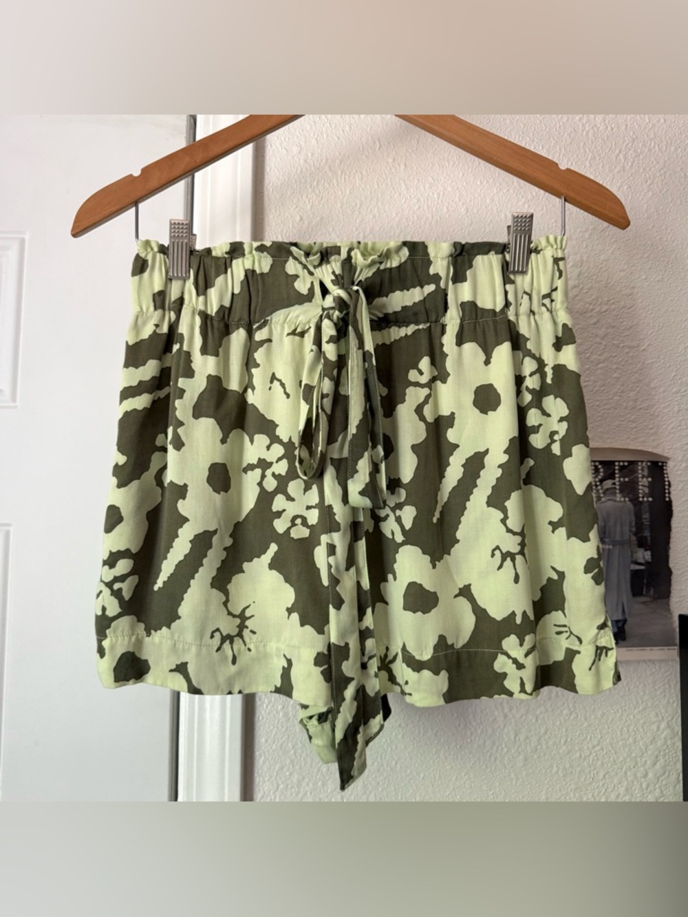 OMIKA olive light green camo floral‎ high rise belted pull on shorts